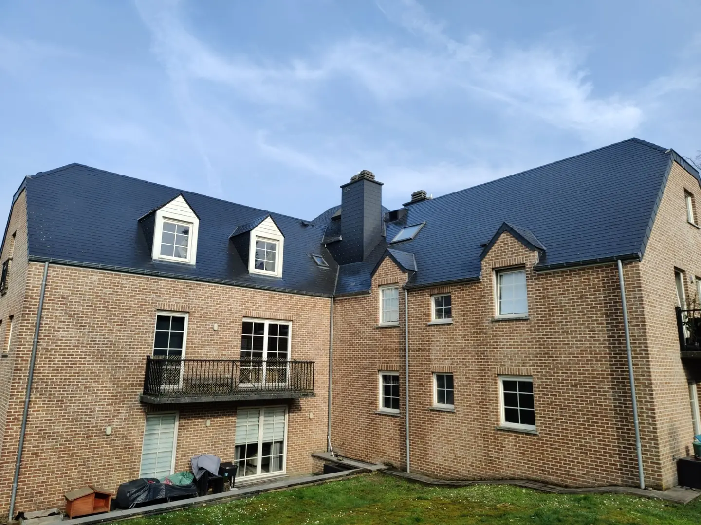 Toiture d’un immeuble à appartements après nettoyage, côté balcons