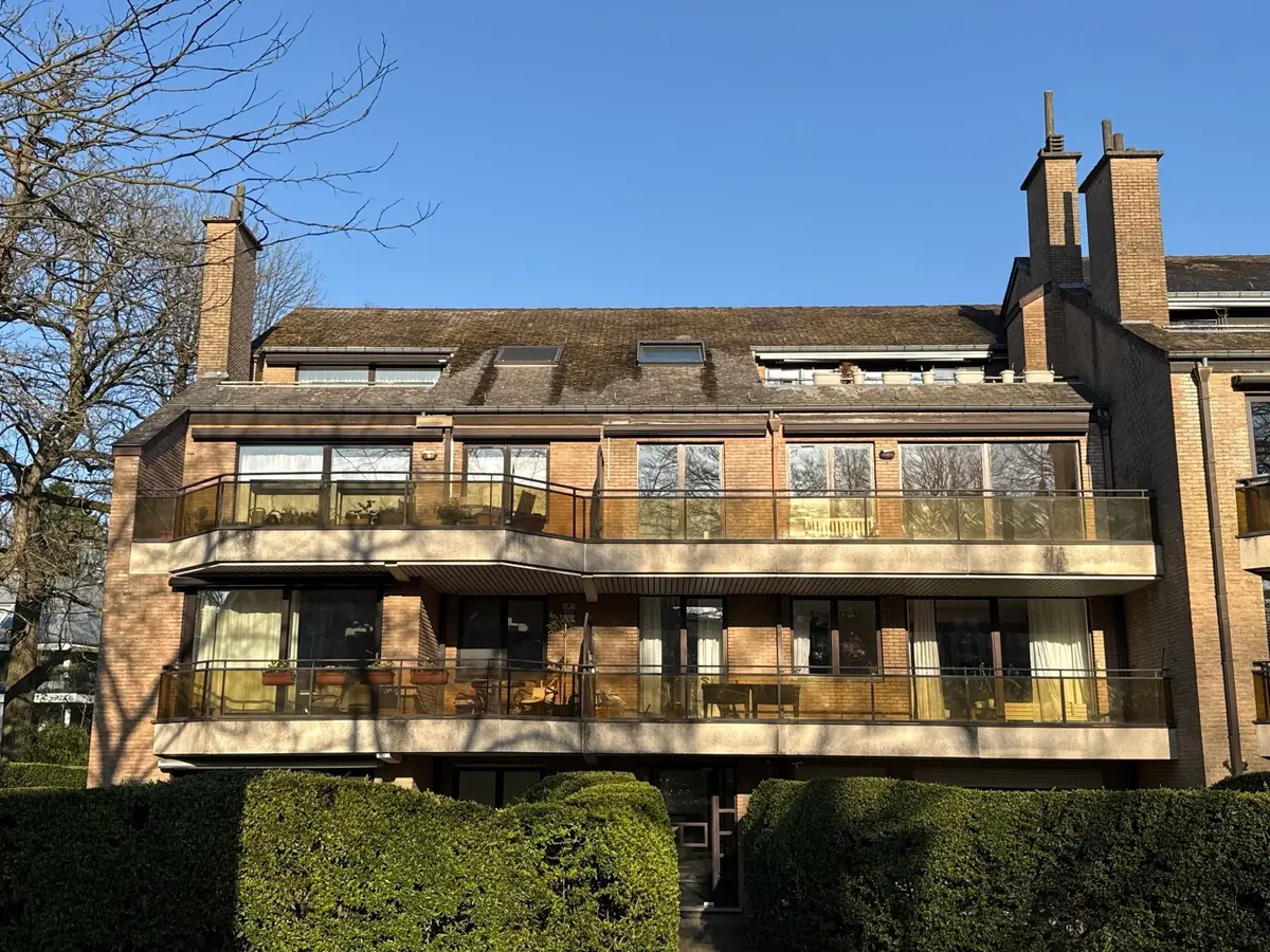Vue de contexte d’un immeuble résidentiel avant nettoyage