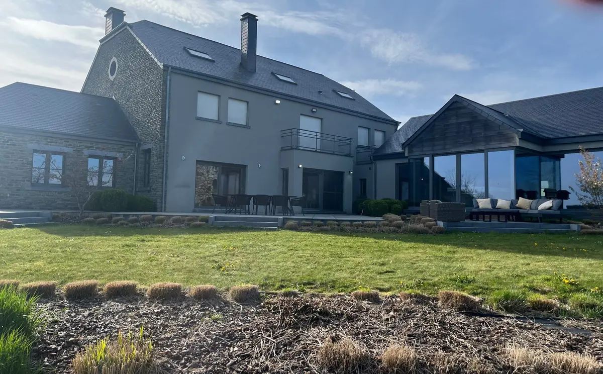Maison en pierre à Bouillon — toiture nettoyée