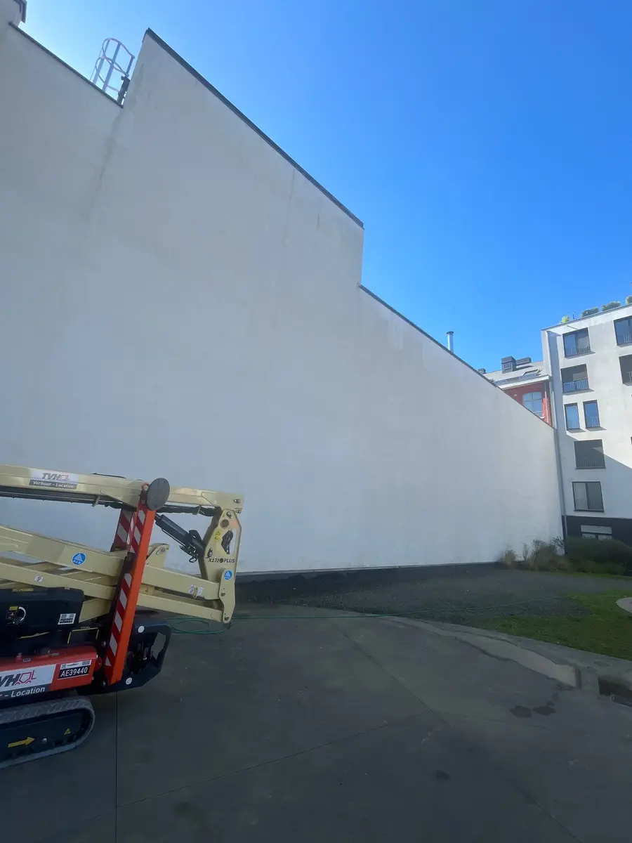 Même mur de la cour commune après nettoyage