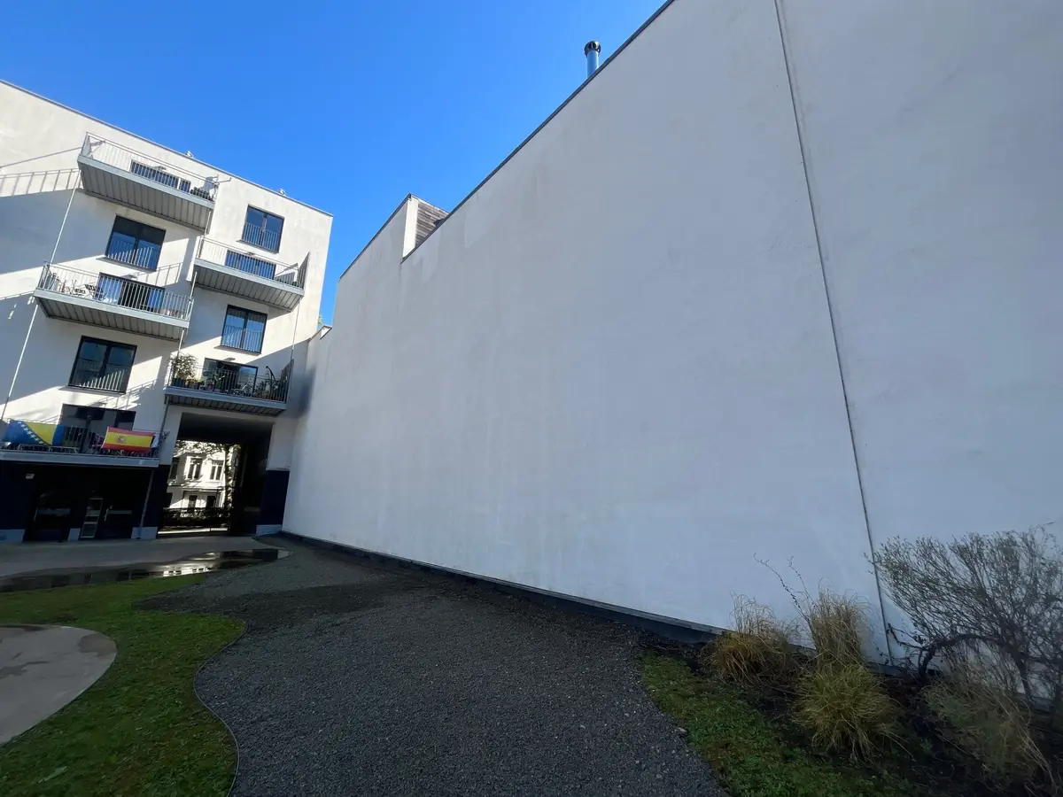 Façades d’une cour commune après nettoyage