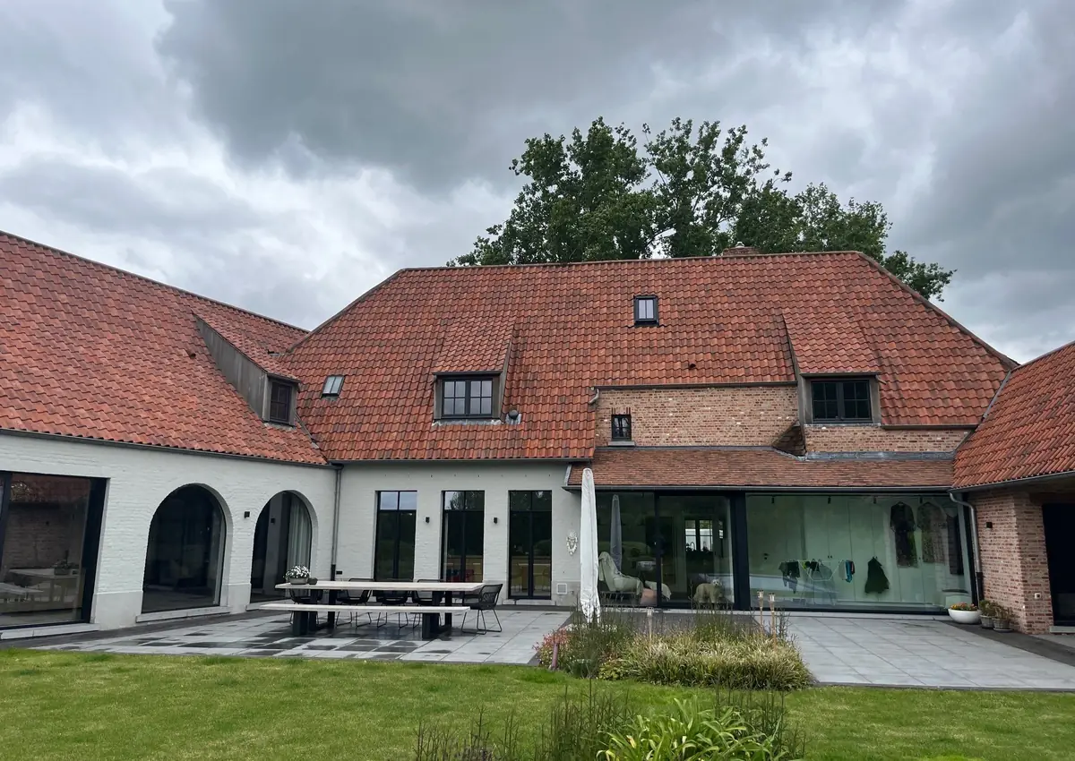 Maison à Erpe-Mere — toiture et cour côté jardin