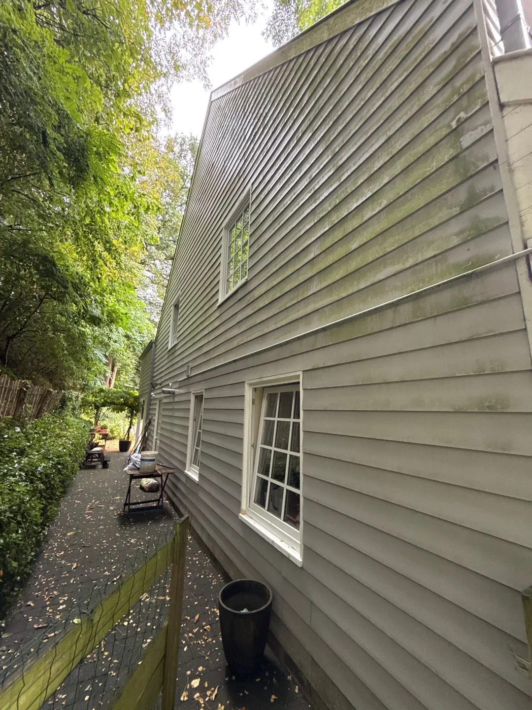 Bardage d’une maison avant nettoyage, avec dépôts visibles