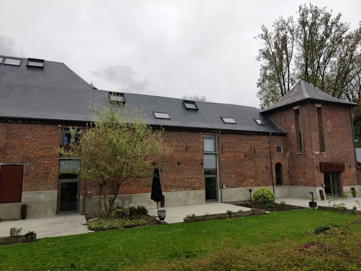 Cour et toitures d’un hôtel en briques