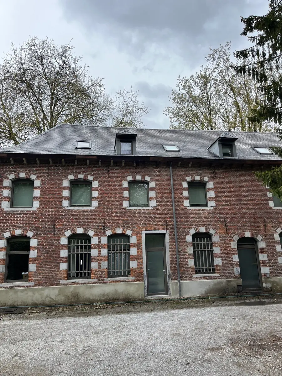 Façade historique de l’hôtel et ses fenêtres cintrées