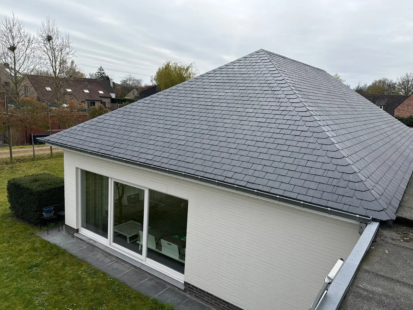 Toiture nettoyée d’une maison individuelle, vue en hauteur