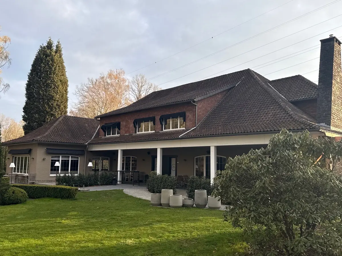Toiture et terrasse du restaurant avant nettoyage