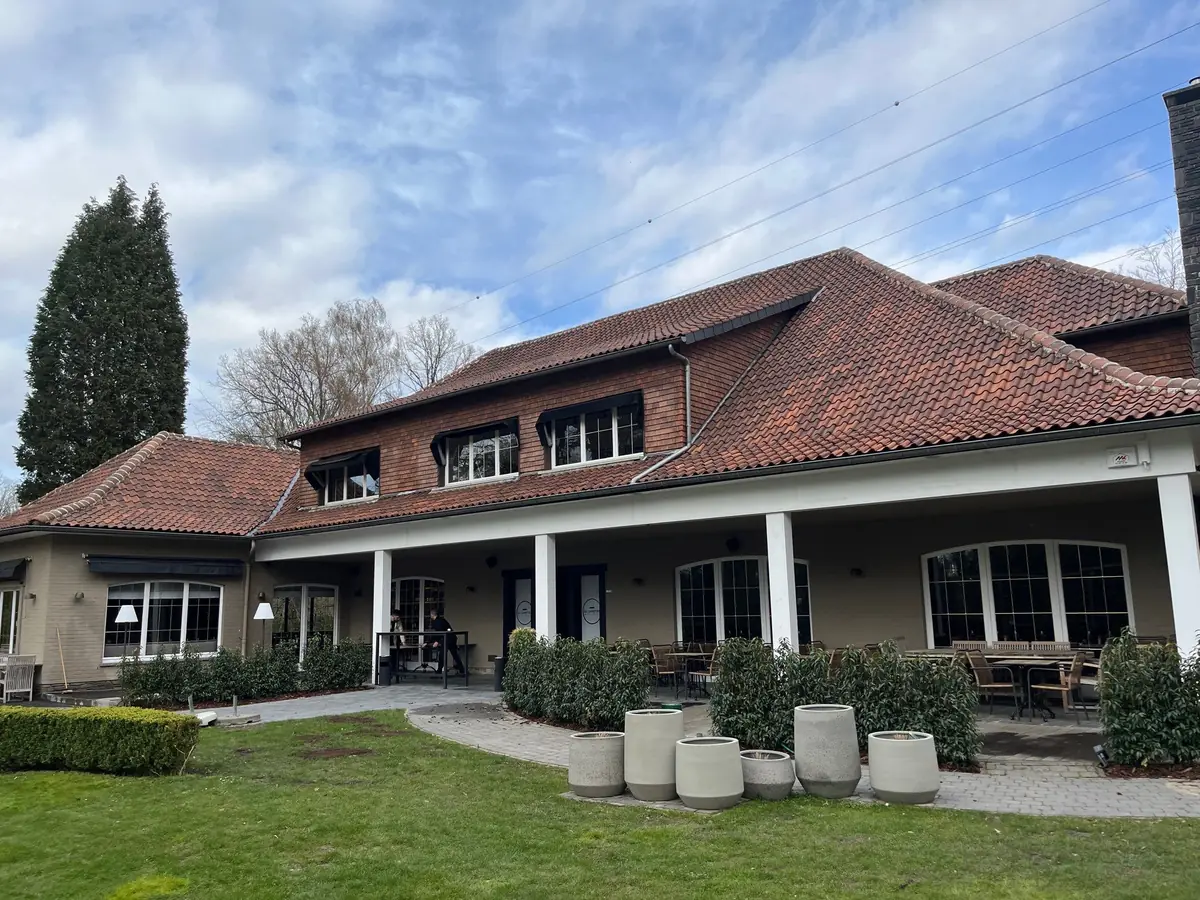 Toiture nettoyée et terrasse d’un restaurant à Neupré