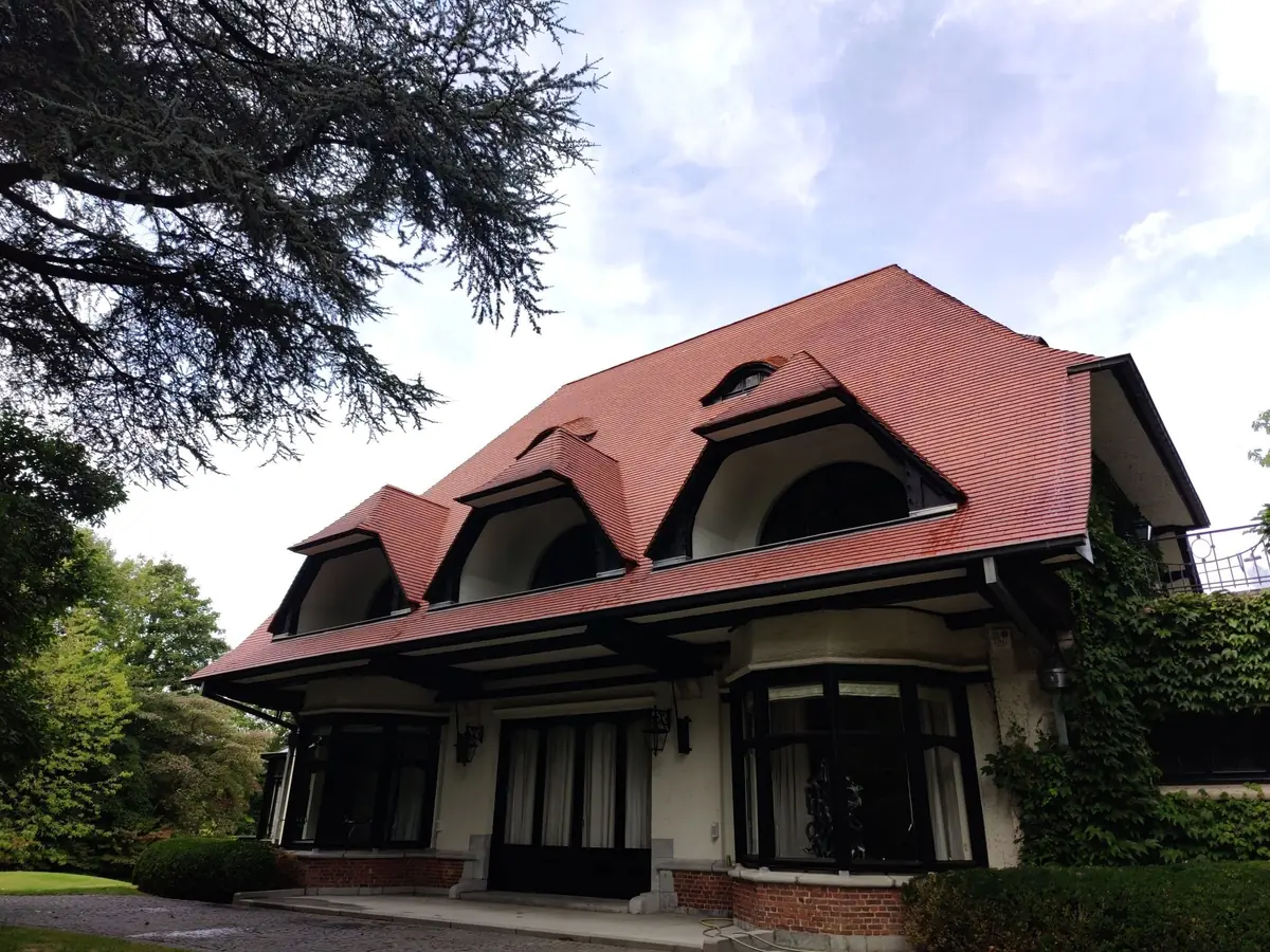 Villa à toiture rouge après nettoyage à Rhode-Saint-Genèse