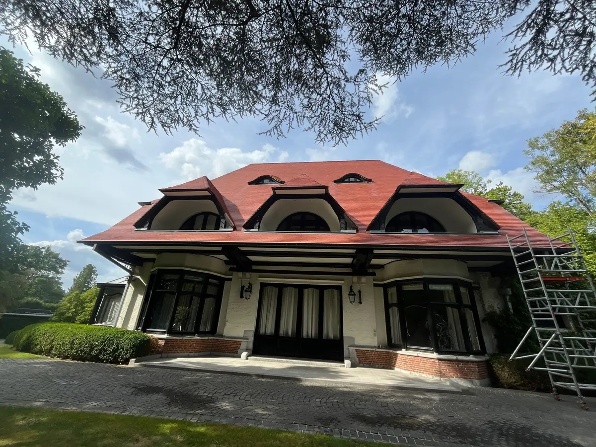 Vue d’ensemble d’une villa et de sa toiture nettoyée à Rhode-Saint-Genèse