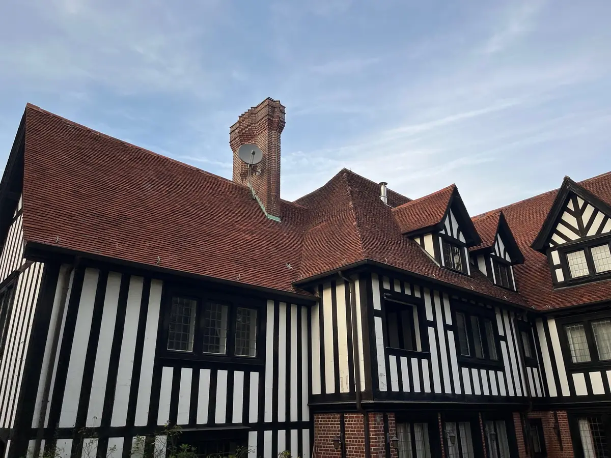 Toitures et détails architecturaux d’une villa bruxelloise