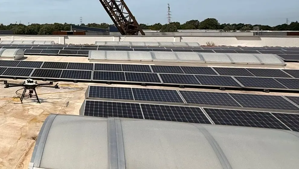 Panneaux photovoltaïques sur la toiture d’un site professionnel