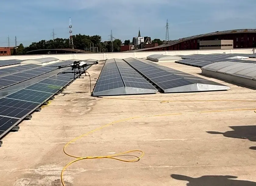 Équipement et panneaux solaires sur une toiture professionnelle