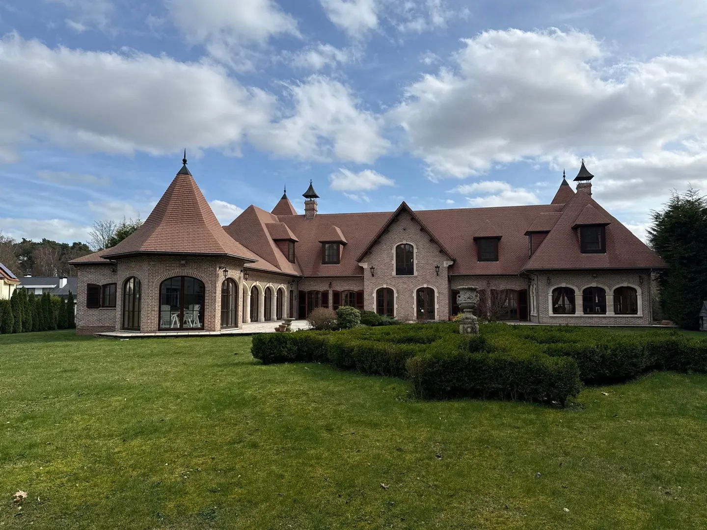 Vue du jardin et de la toiture nettoyée d’une villa